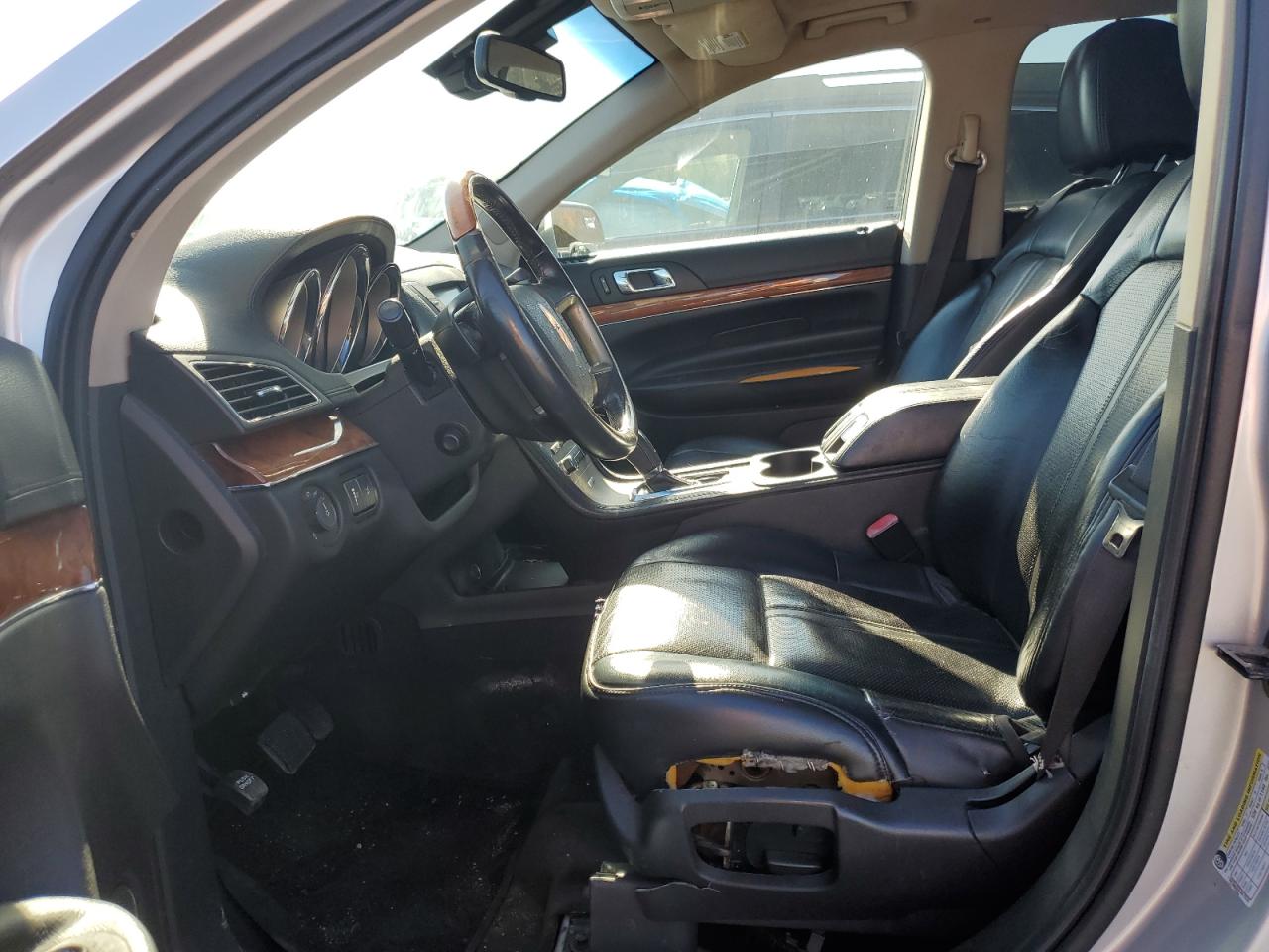 2010 Lincoln Mkt Silver vin: 2LMHJ5AR3ABJ12558