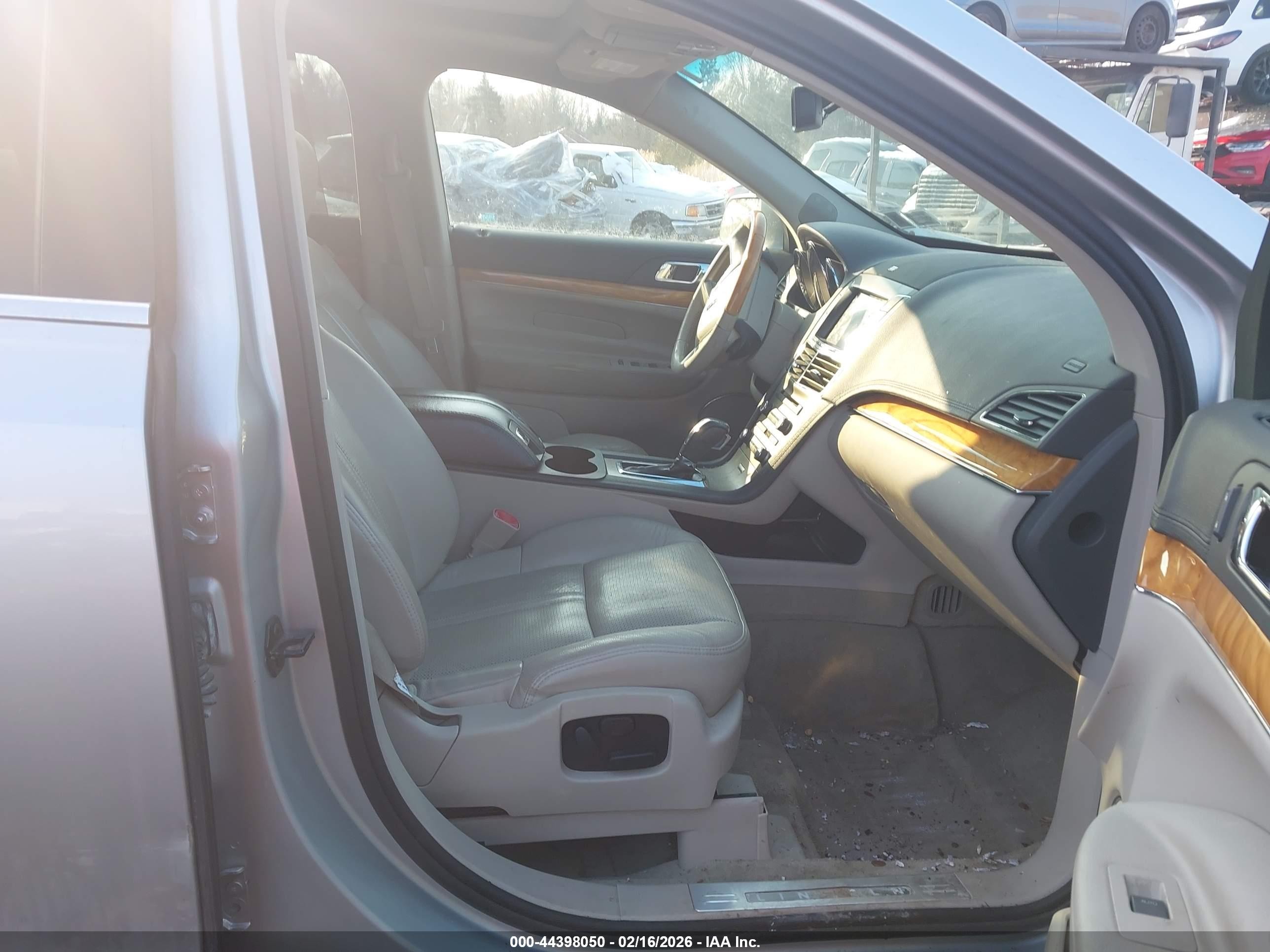 2011 Lincoln Mkt   Silver vin: 2LMHJ5AR3BBJ55105