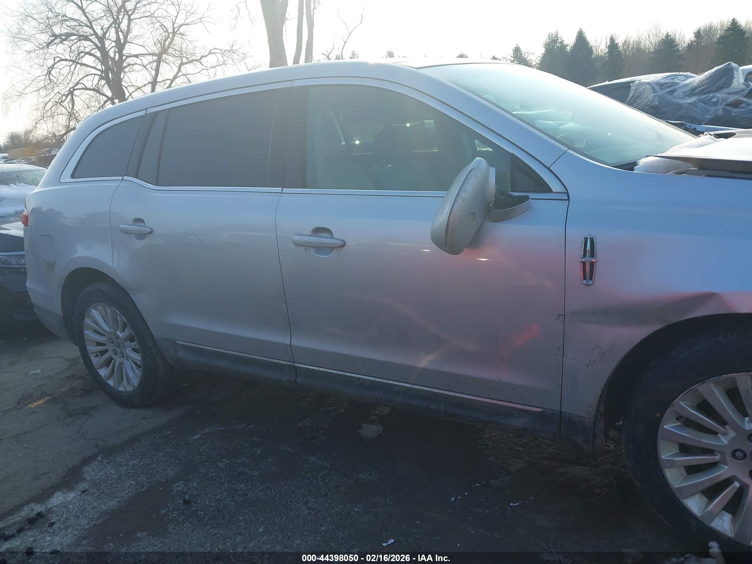 2011 Lincoln Mkt   Silver vin: 2LMHJ5AR3BBJ55105