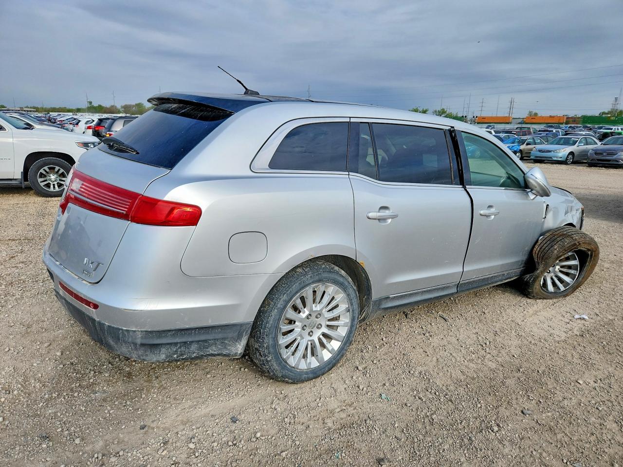2010 Lincoln Mkt Silver vin: 2LMHJ5AR8ABJ30456