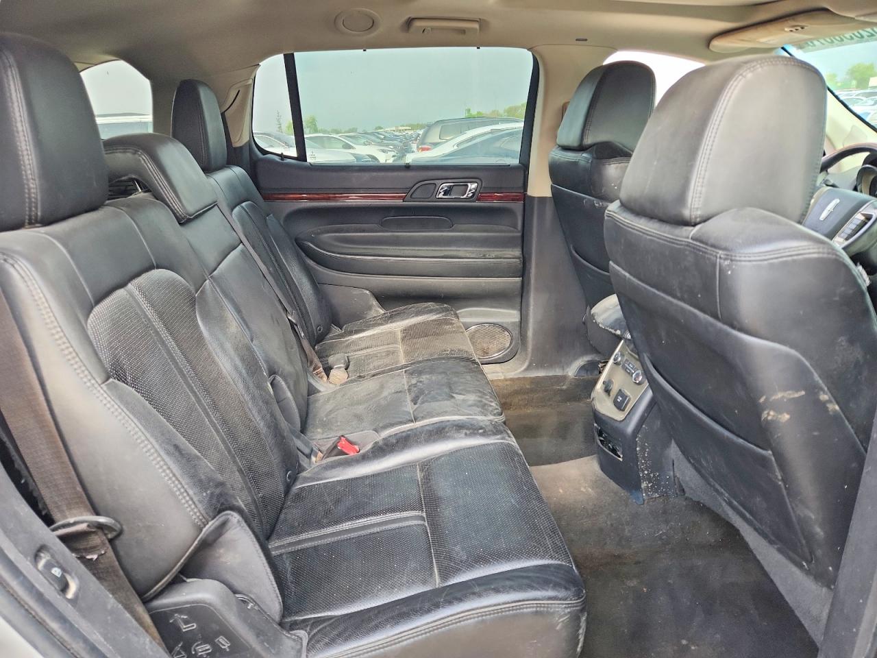 2010 Lincoln Mkt Silver vin: 2LMHJ5AR8ABJ30456