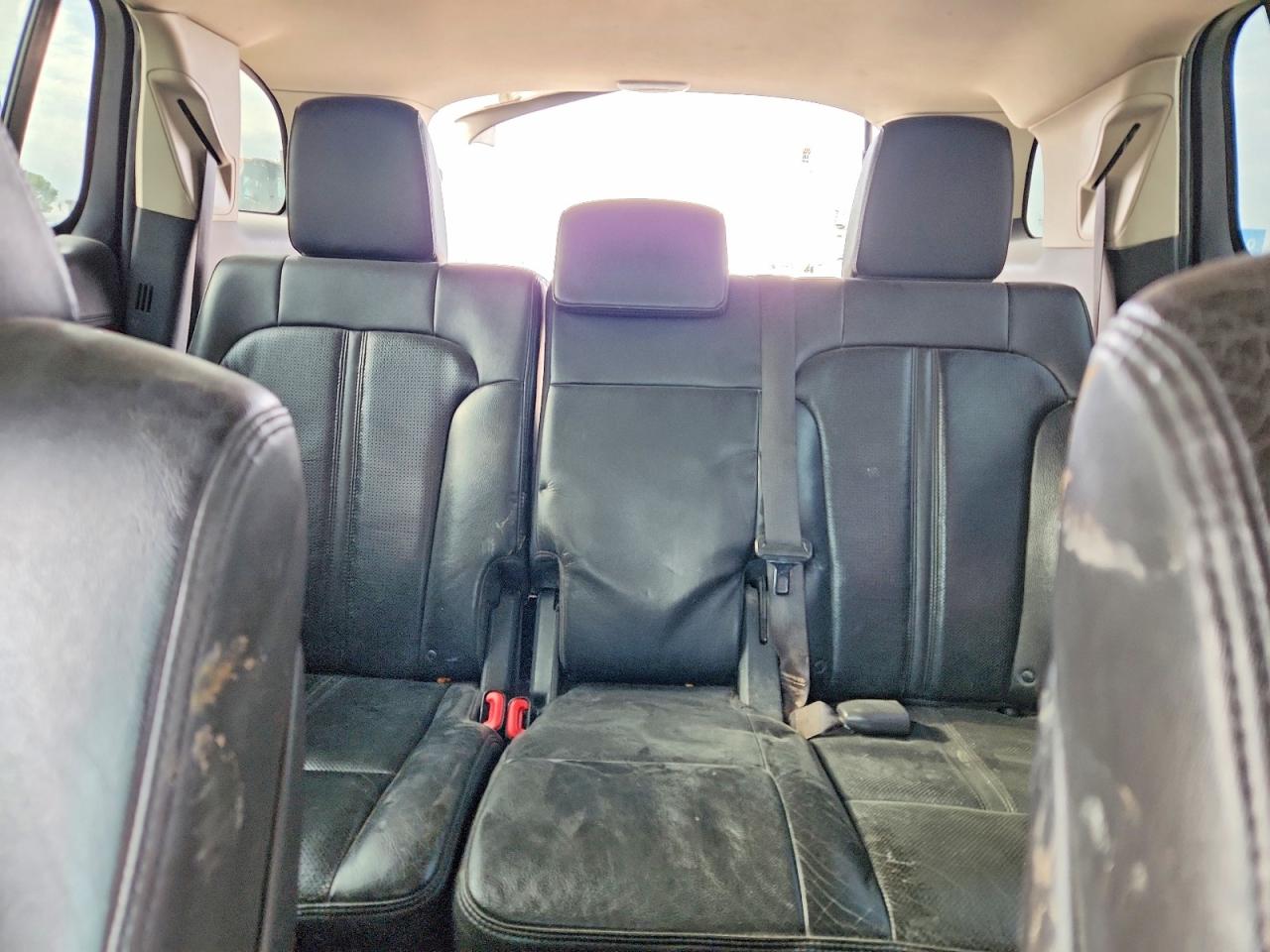 2010 Lincoln Mkt Silver vin: 2LMHJ5AR8ABJ30456