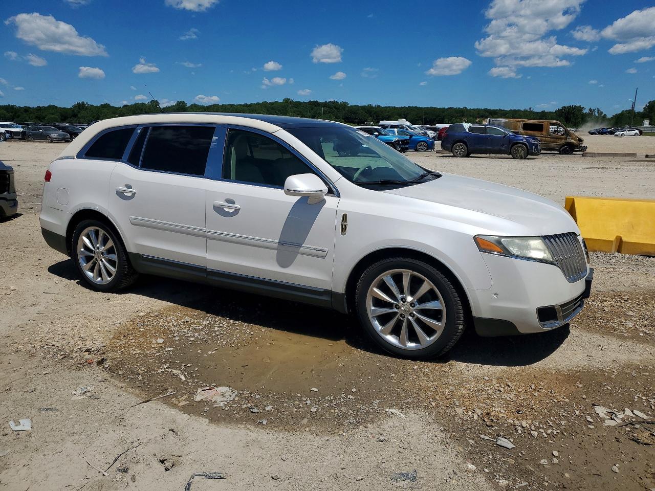 2011 Lincoln Mkt White vin: 2LMHJ5AT0BBJ52738