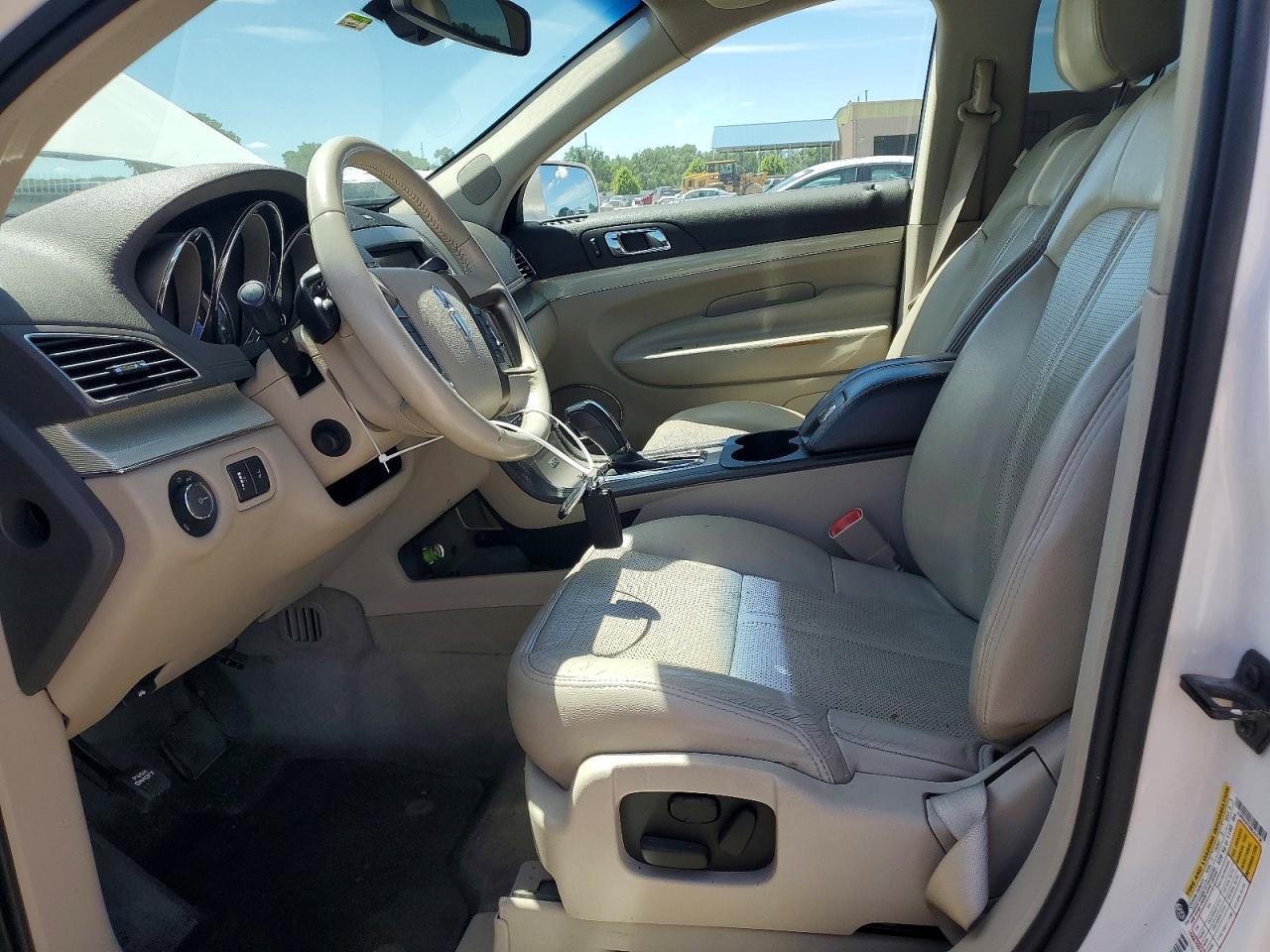 2011 Lincoln Mkt White vin: 2LMHJ5AT0BBJ52738