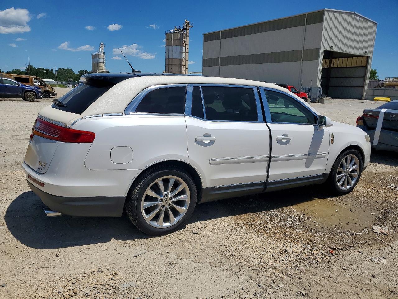 2011 Lincoln Mkt White vin: 2LMHJ5AT0BBJ52738