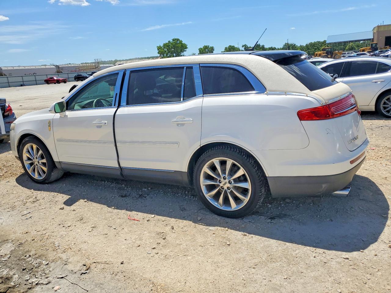 2011 Lincoln Mkt White vin: 2LMHJ5AT0BBJ52738