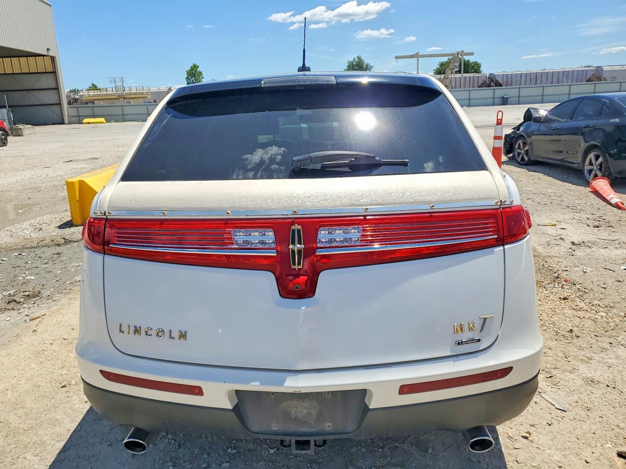2011 Lincoln Mkt White vin: 2LMHJ5AT0BBJ52738