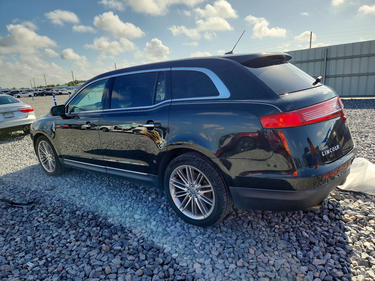 2013 Lincoln Mkt Black vin: 2LMHJ5AT1DBL56922