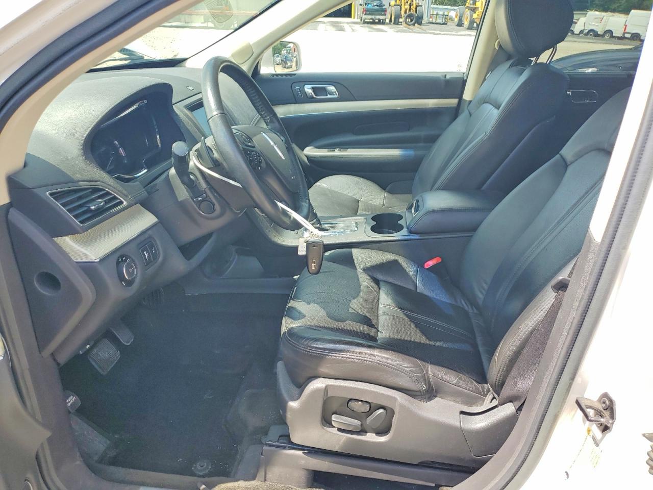 2015 Lincoln Mkt Белый vin: 2LMHJ5AT1FBL04175