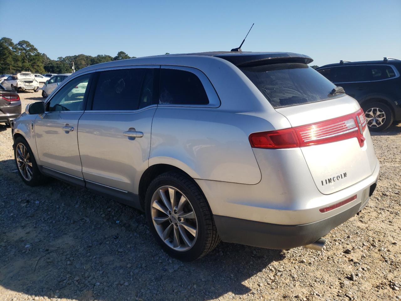 2011 Lincoln Mkt Silver vin: 2LMHJ5AT2BBJ53437