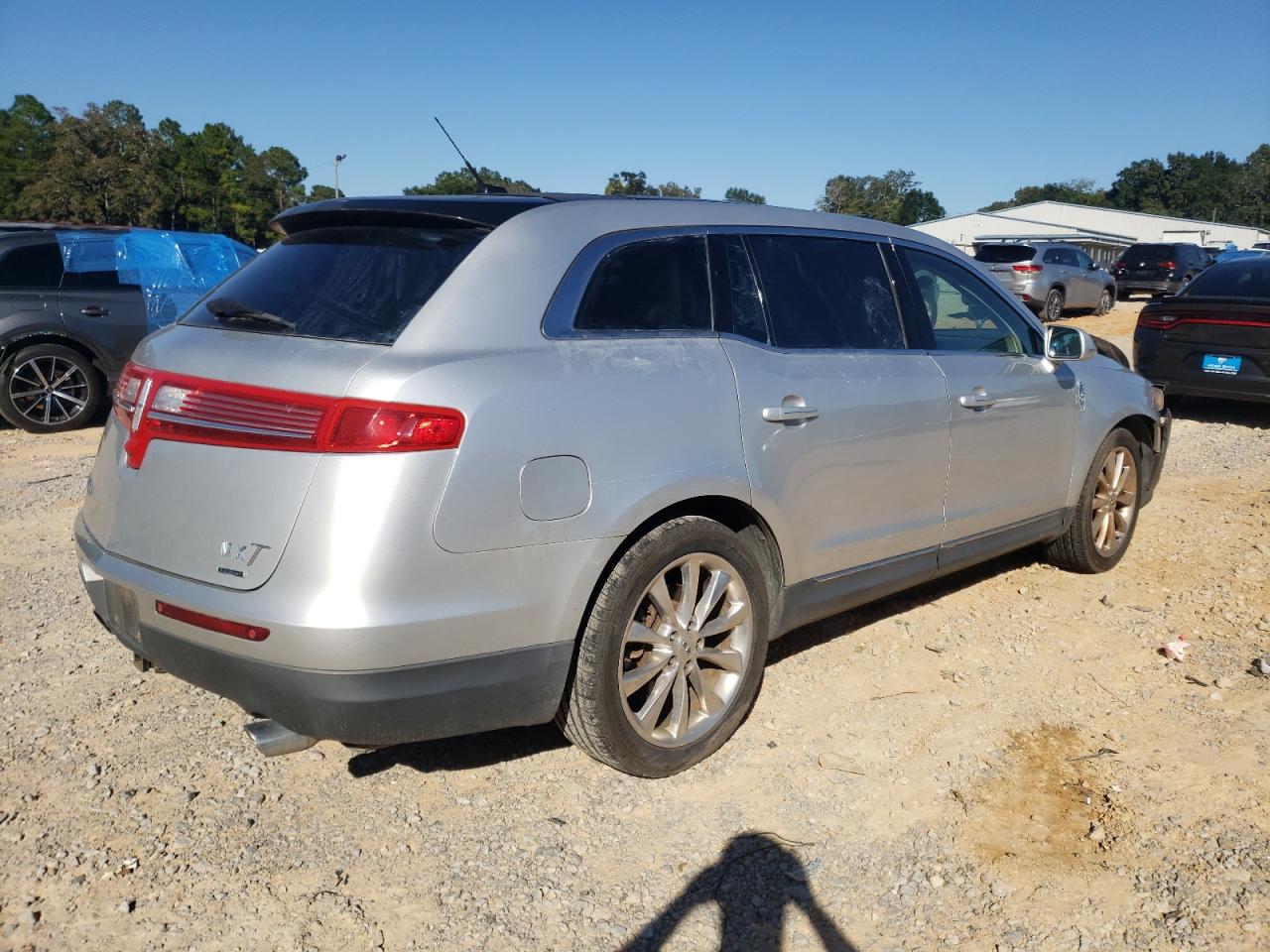 2011 Lincoln Mkt Silver vin: 2LMHJ5AT2BBJ53437