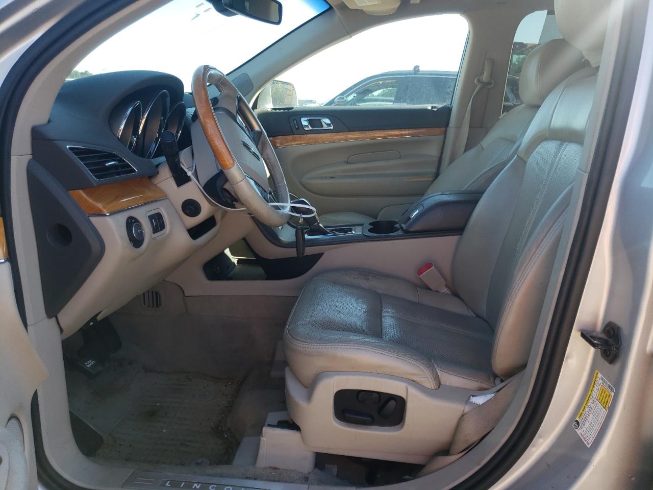 2011 Lincoln Mkt Silver vin: 2LMHJ5AT2BBJ53437