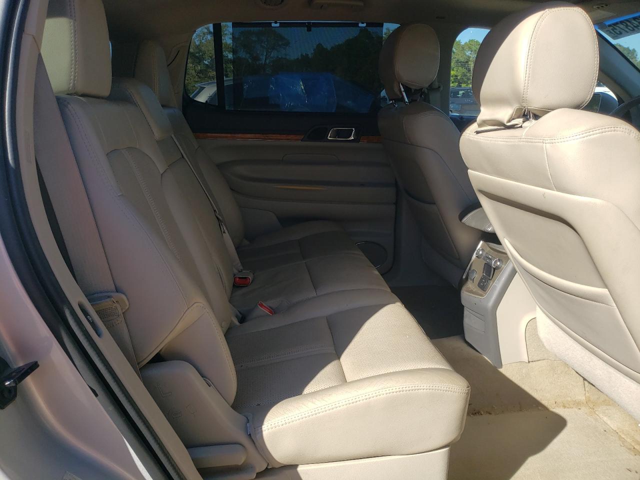 2011 Lincoln Mkt Silver vin: 2LMHJ5AT2BBJ53437