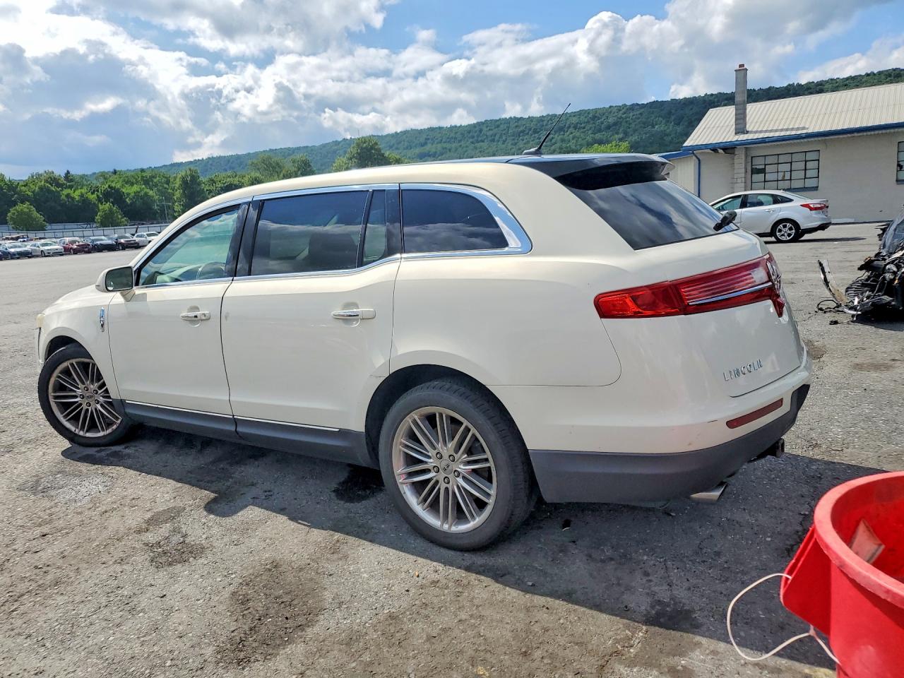 2013 Lincoln Mkt White vin: 2LMHJ5AT2DBL55021