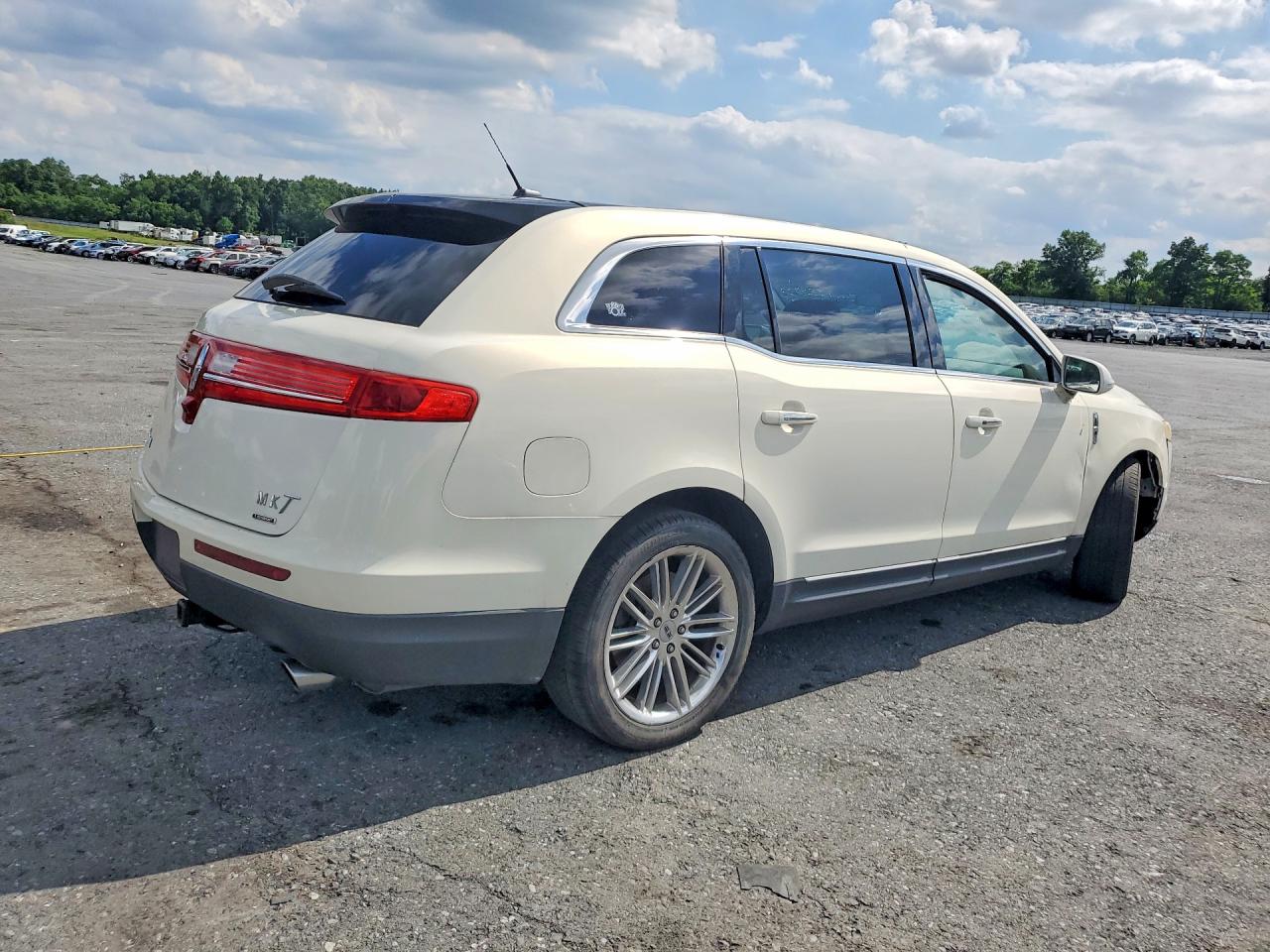 2013 Lincoln Mkt White vin: 2LMHJ5AT2DBL55021