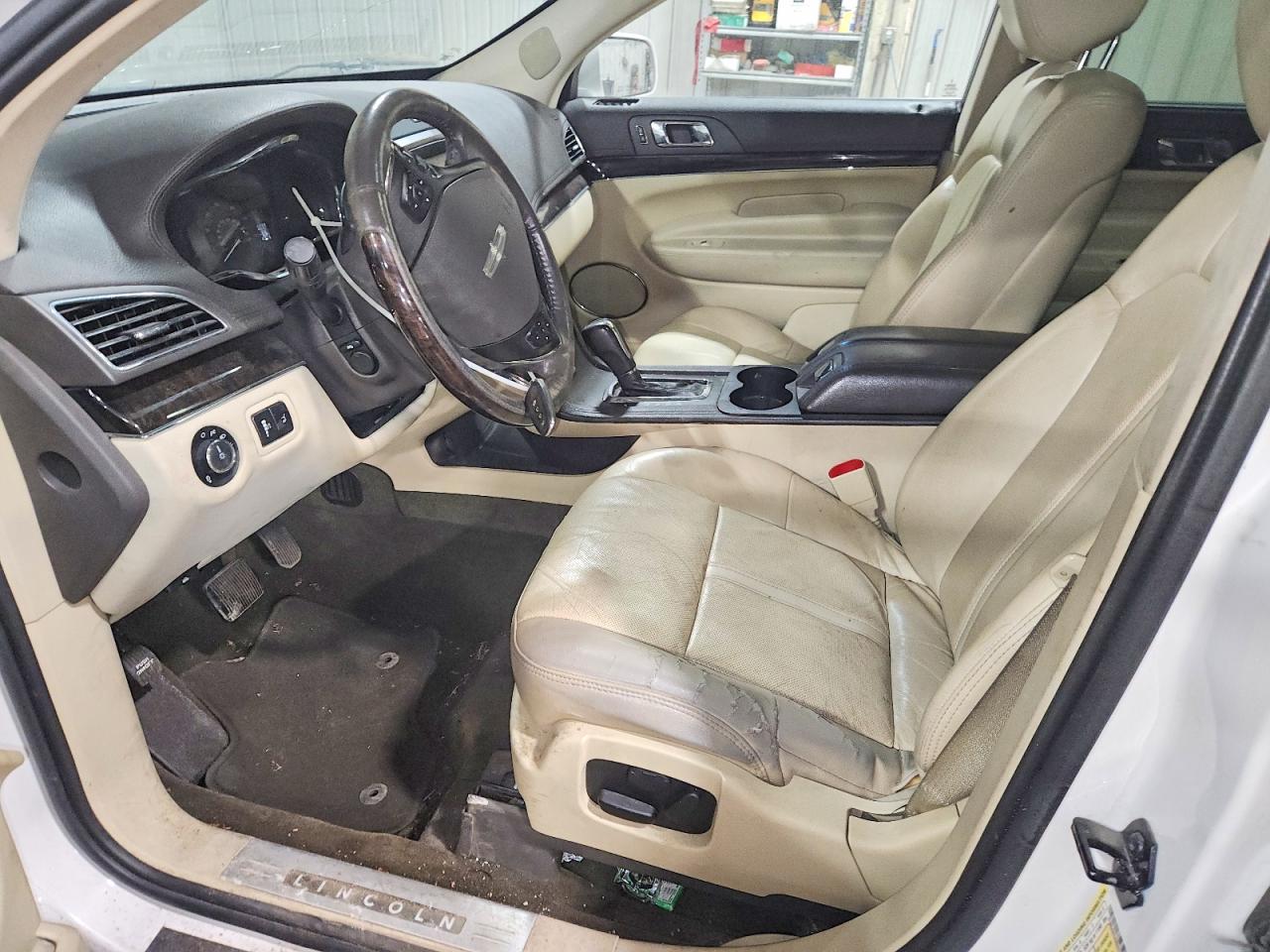 2013 Lincoln Mkt White vin: 2LMHJ5AT2DBL57058