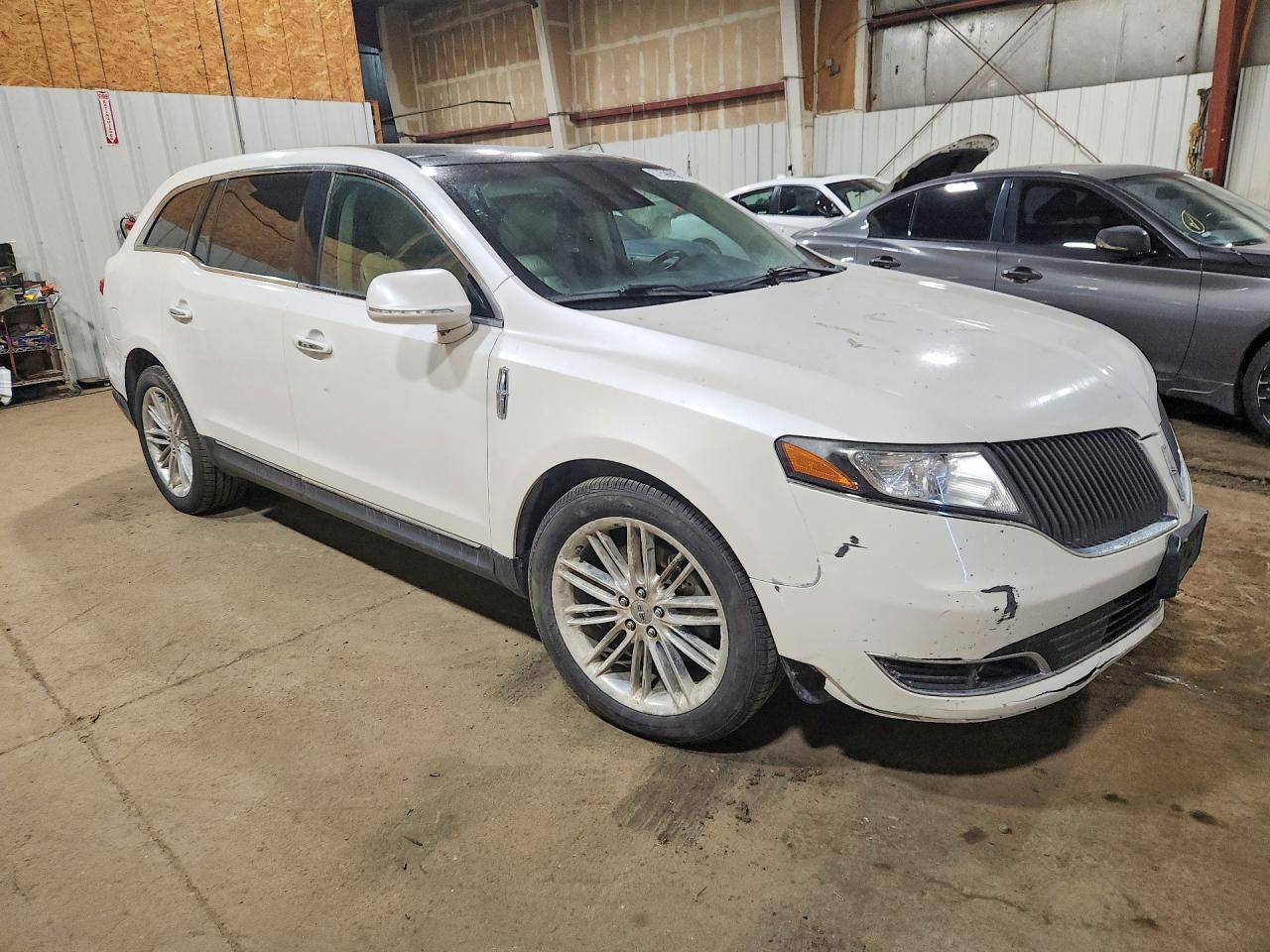 2013 Lincoln Mkt White vin: 2LMHJ5AT2DBL57058