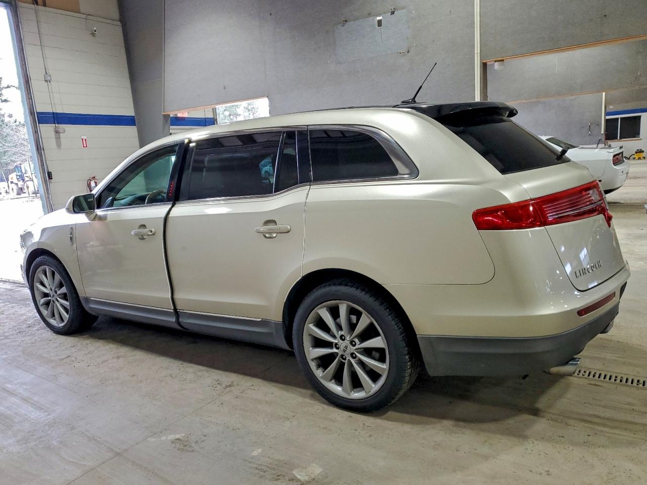 2011 Lincoln Mkt Beige vin: 2LMHJ5AT3BBJ53852