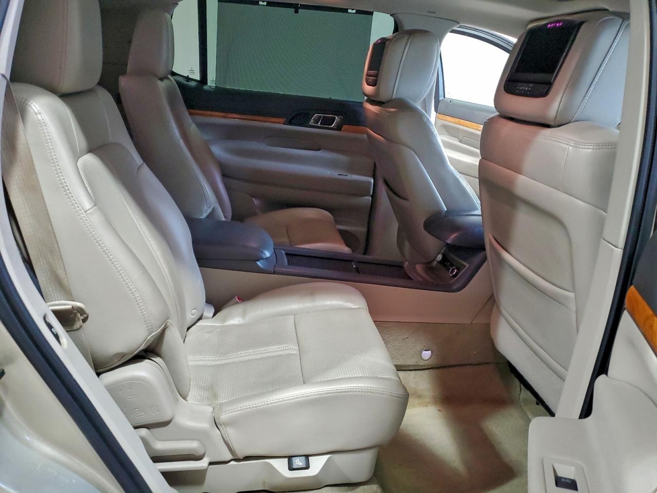 2011 Lincoln Mkt Beige vin: 2LMHJ5AT3BBJ53852