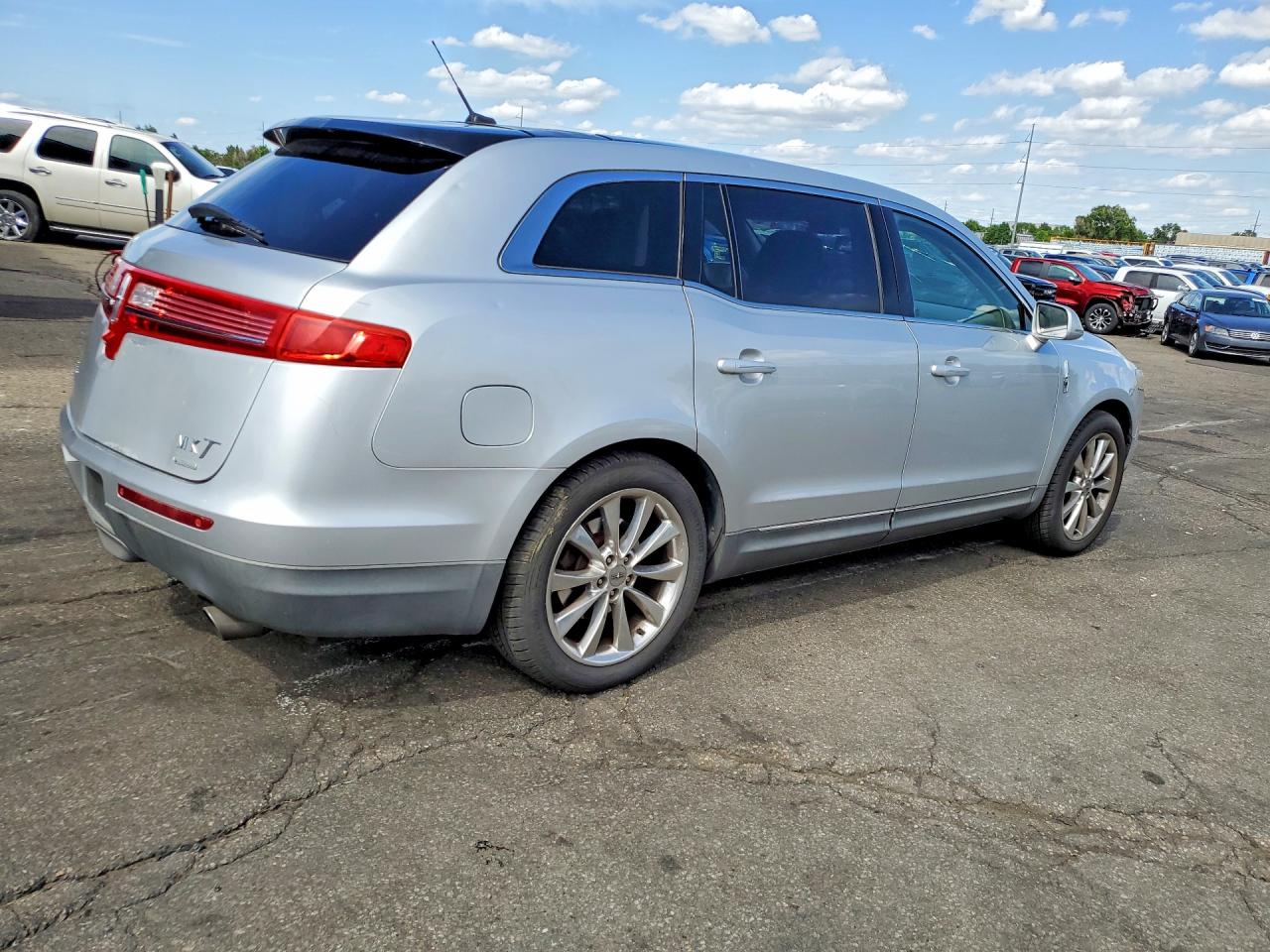 2010 Lincoln Mkt Silver vin: 2LMHJ5AT5ABJ06112