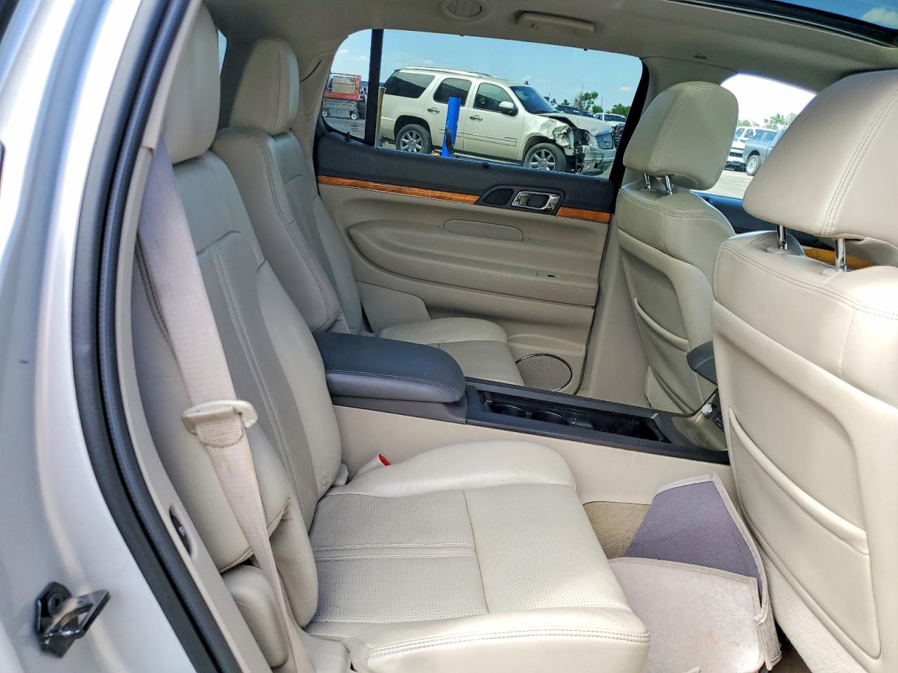 2010 Lincoln Mkt Silver vin: 2LMHJ5AT5ABJ06112