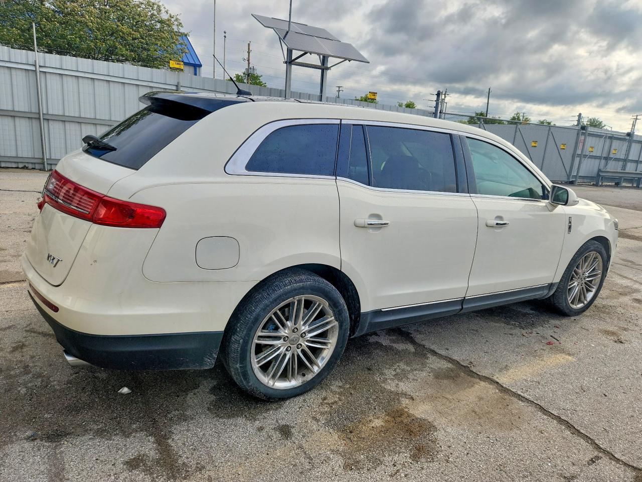 2013 Lincoln Mkt Beige vin: 2LMHJ5AT5DBL56518