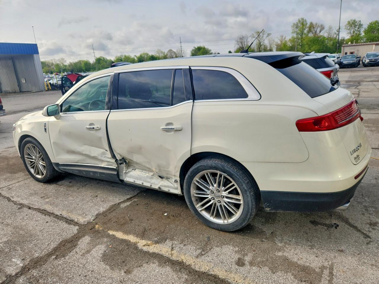 2013 Lincoln Mkt Beige vin: 2LMHJ5AT5DBL56518