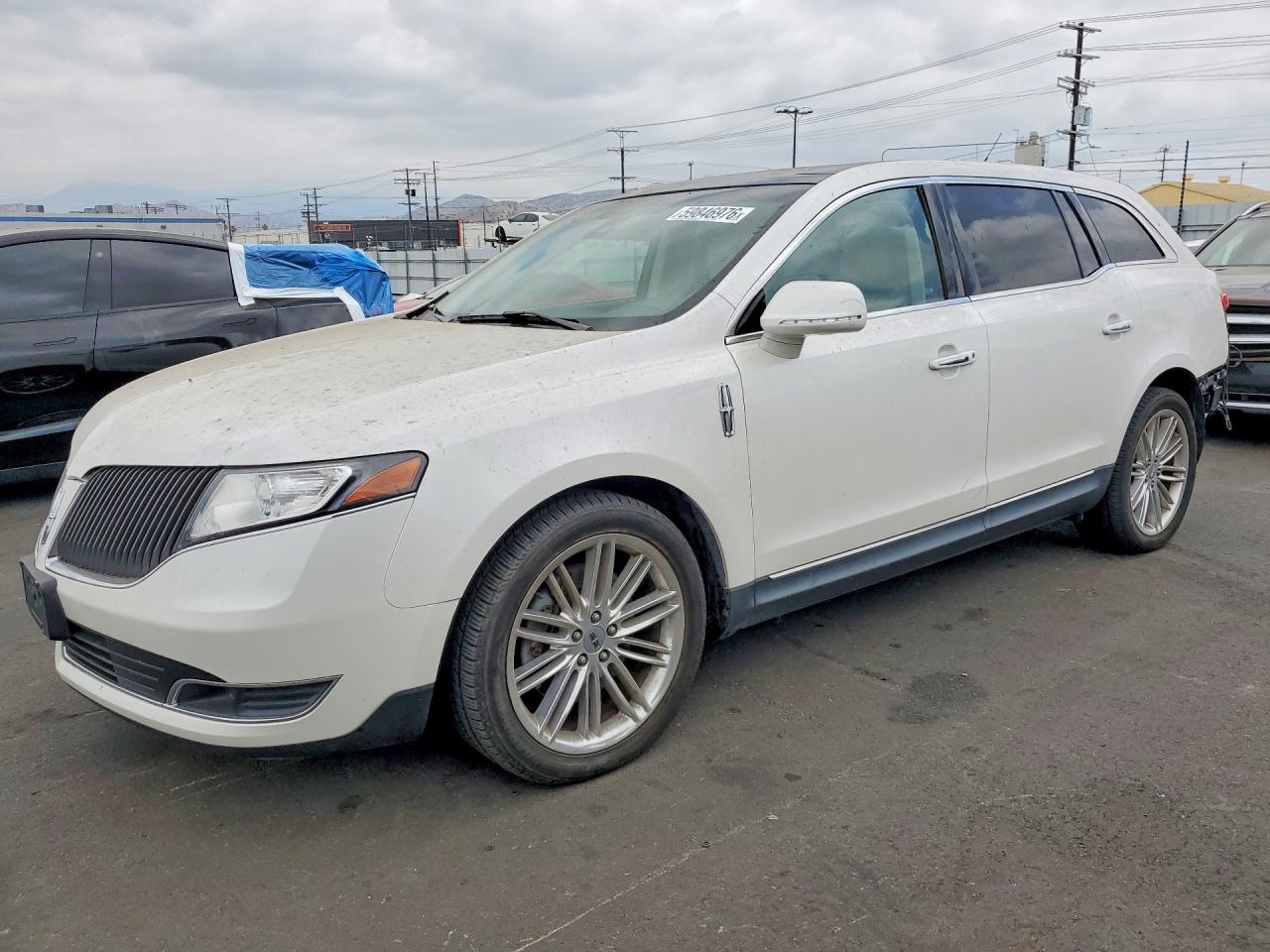 2014 Lincoln Mkt White vin: 2LMHJ5AT5EBL57217
