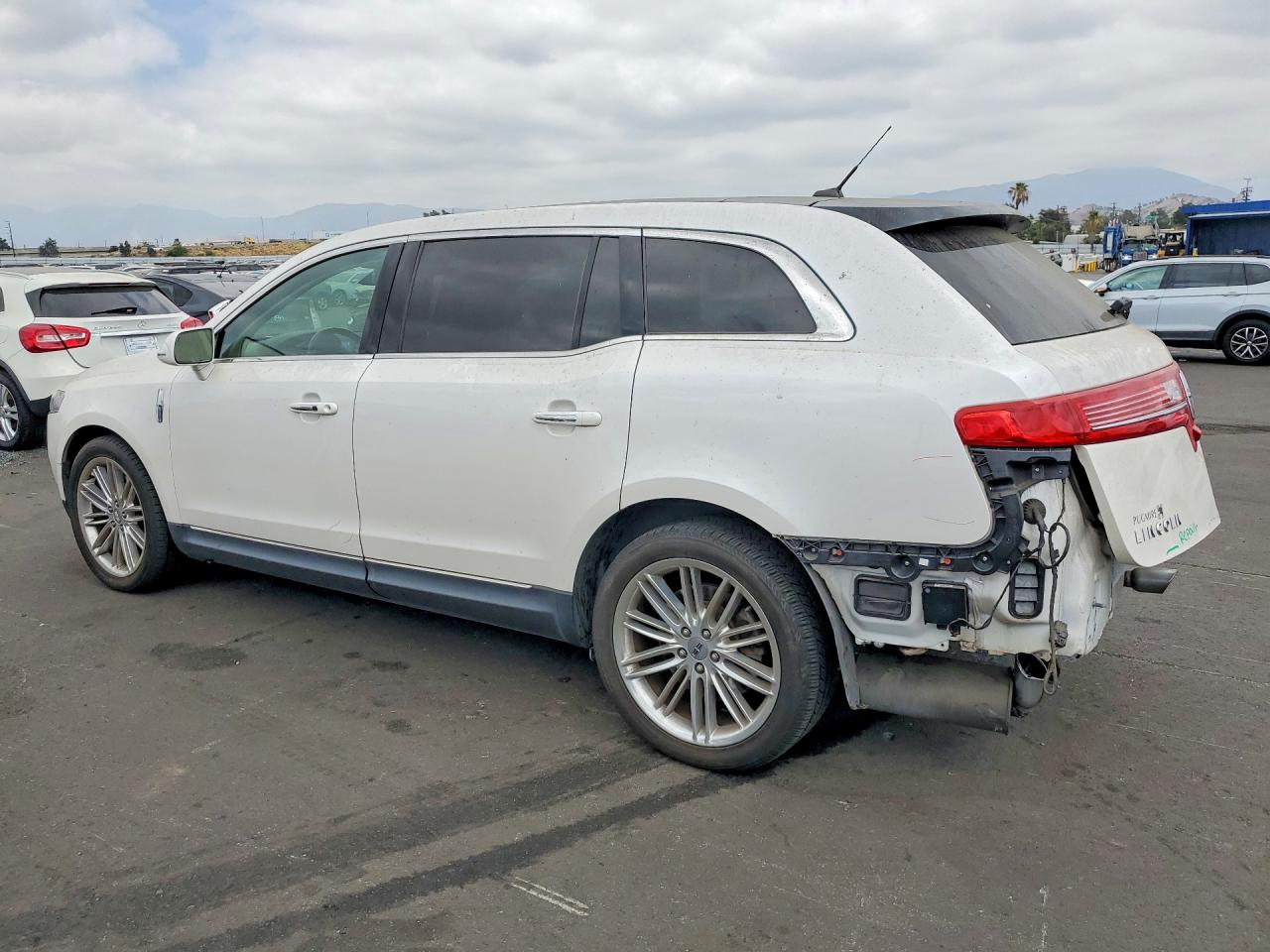 2014 Lincoln Mkt White vin: 2LMHJ5AT5EBL57217