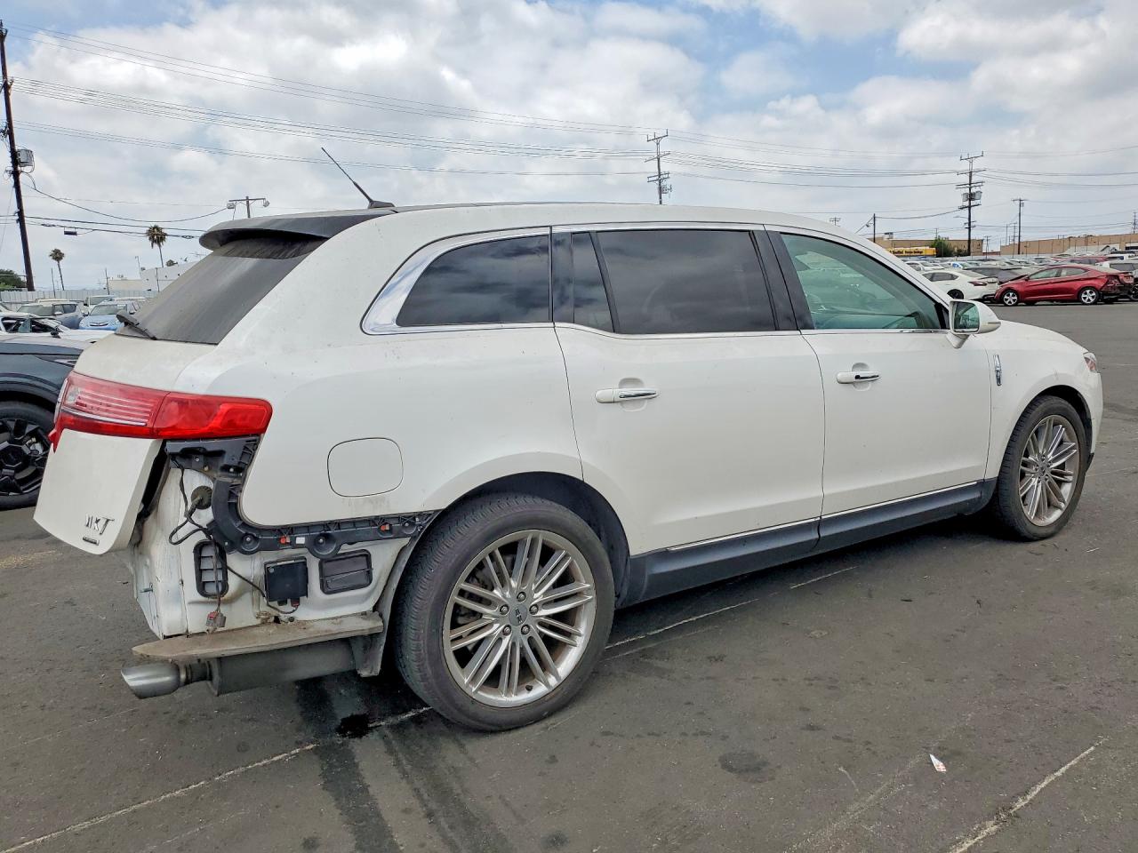 2014 Lincoln Mkt White vin: 2LMHJ5AT5EBL57217