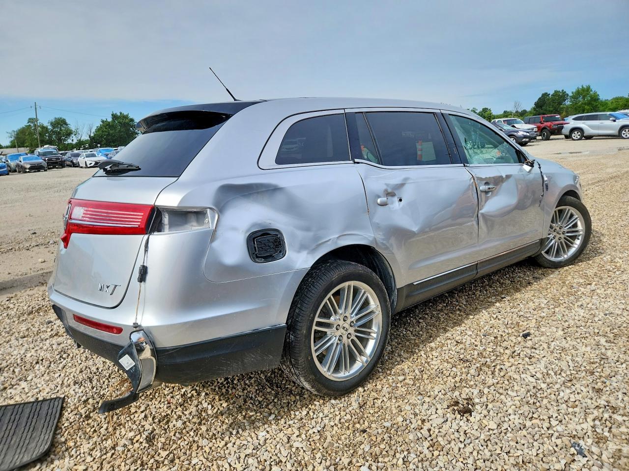 2018 Lincoln Mkt Silver vin: 2LMHJ5AT5JBL01708