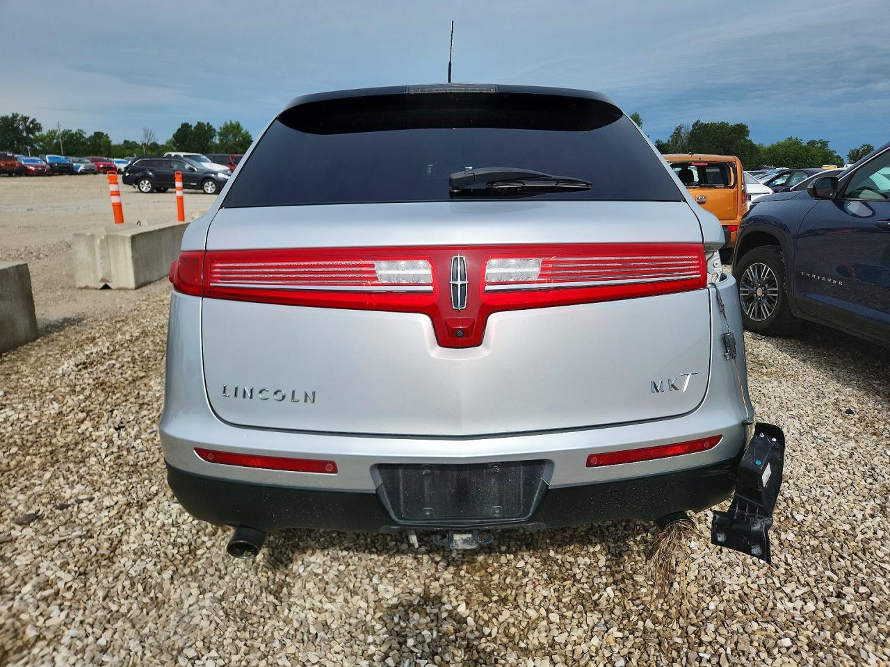 2018 Lincoln Mkt Silver vin: 2LMHJ5AT5JBL01708
