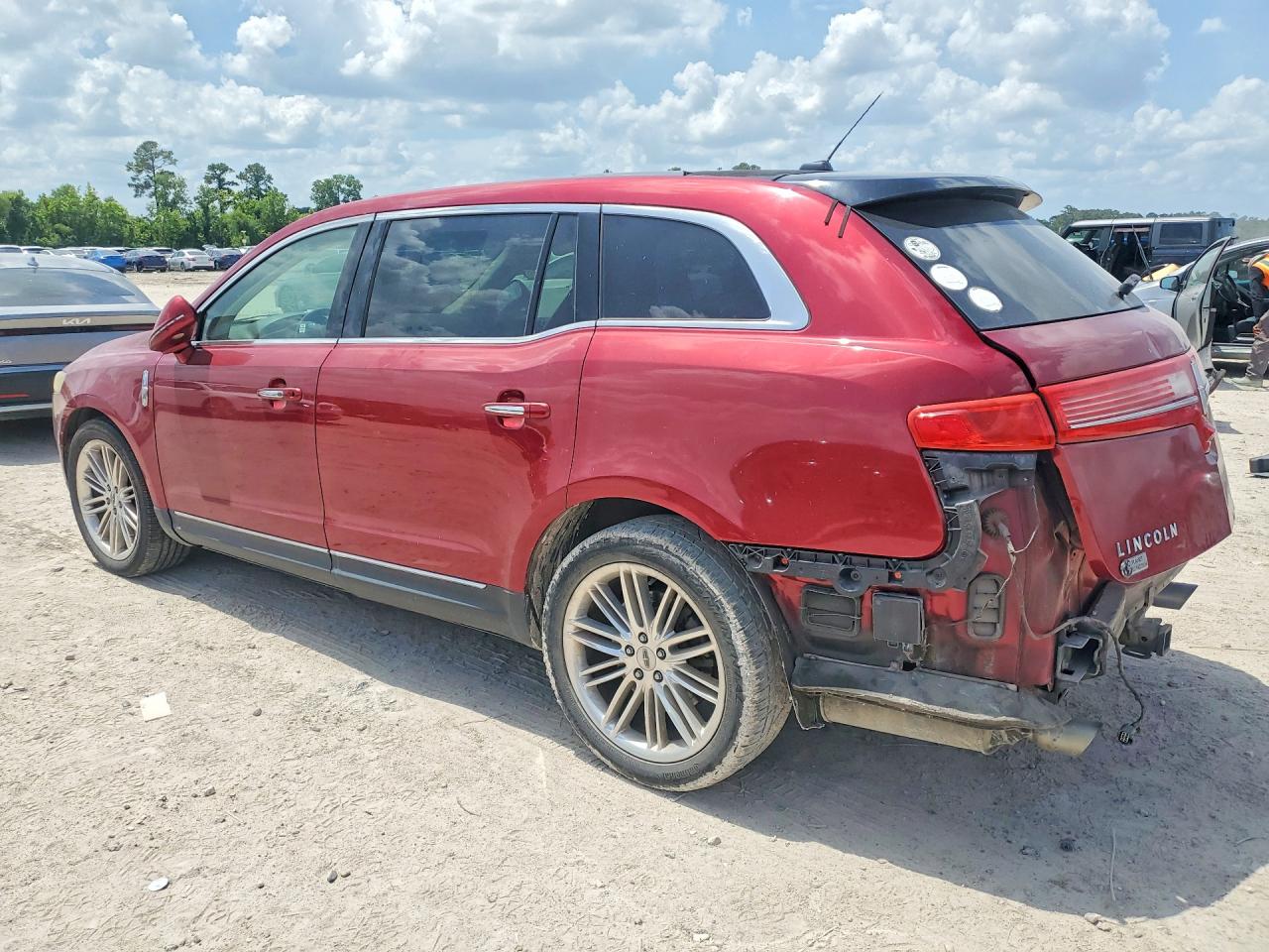 2014 Lincoln Mkt Maroon vin: 2LMHJ5AT6EBL52172