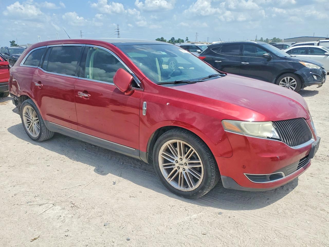 2014 Lincoln Mkt Maroon vin: 2LMHJ5AT6EBL52172