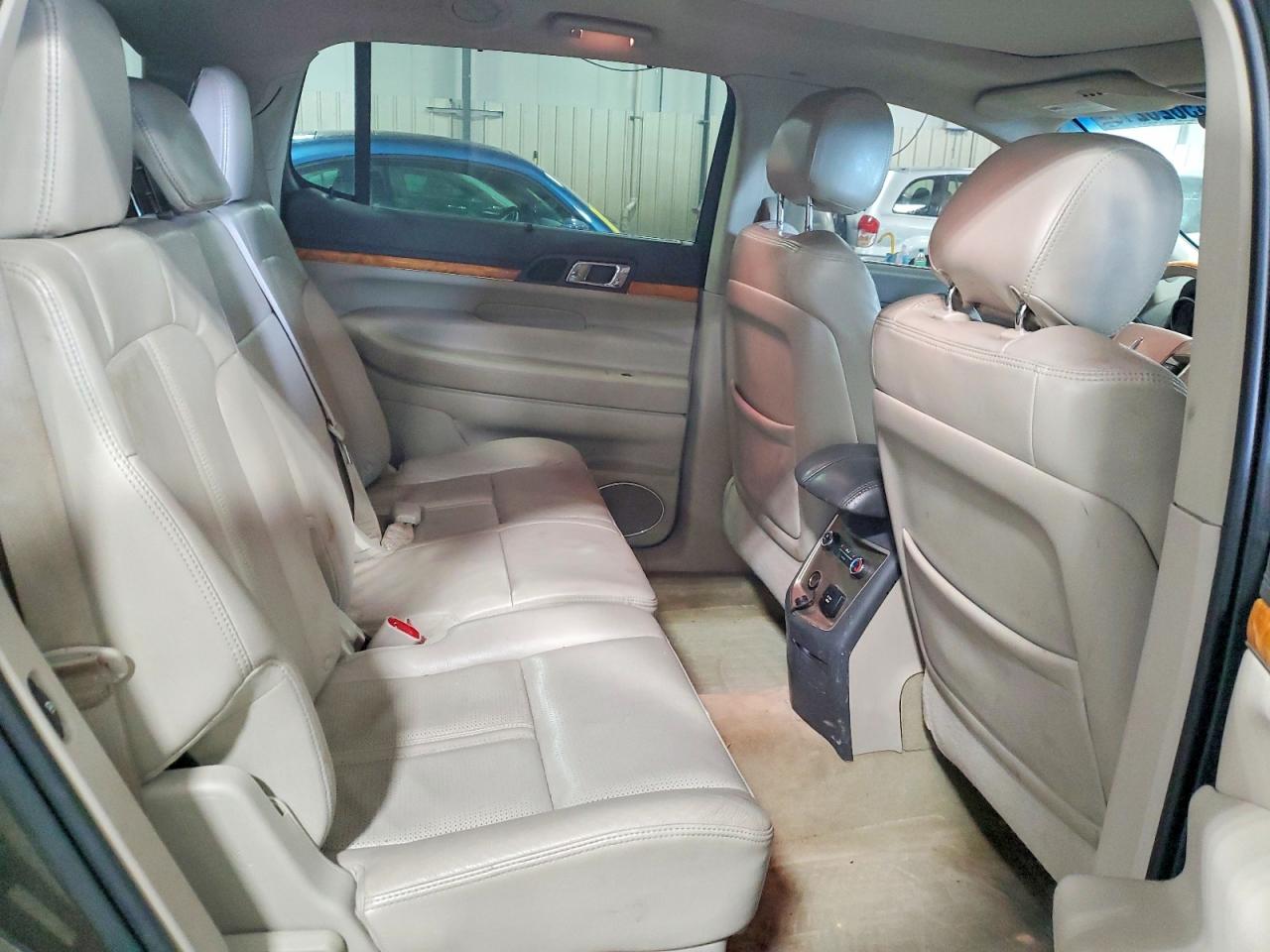 2011 Lincoln Mkt Black vin: 2LMHJ5AT7BBJ54776