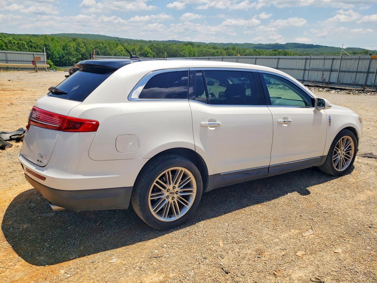 2013 Lincoln Mkt White vin: 2LMHJ5AT7DBL51000