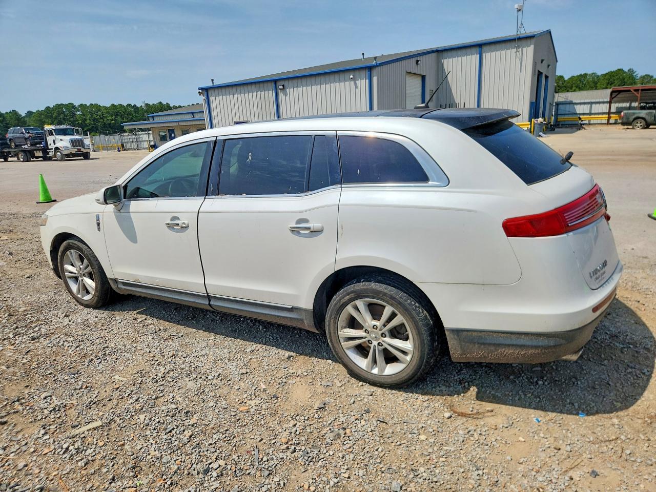 2014 Lincoln Mkt White vin: 2LMHJ5AT7EBL55467