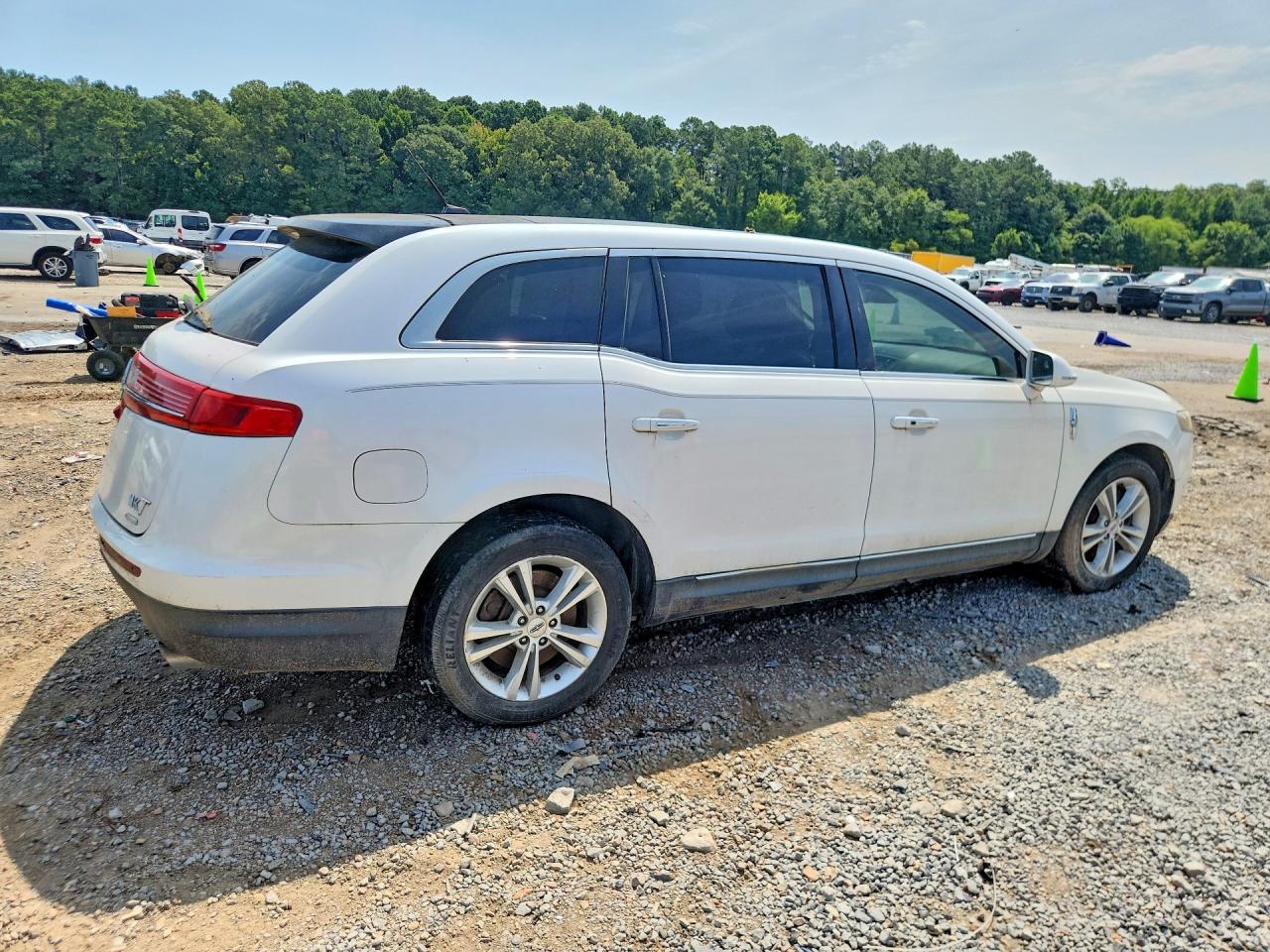 2014 Lincoln Mkt White vin: 2LMHJ5AT7EBL55467