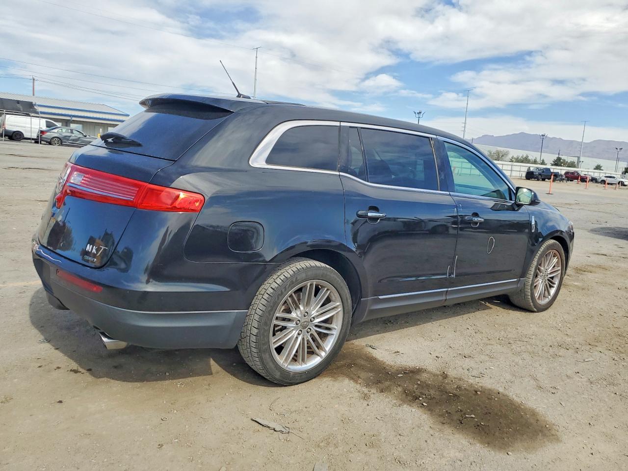 2015 Lincoln Mkt Black vin: 2LMHJ5AT7FBL03192