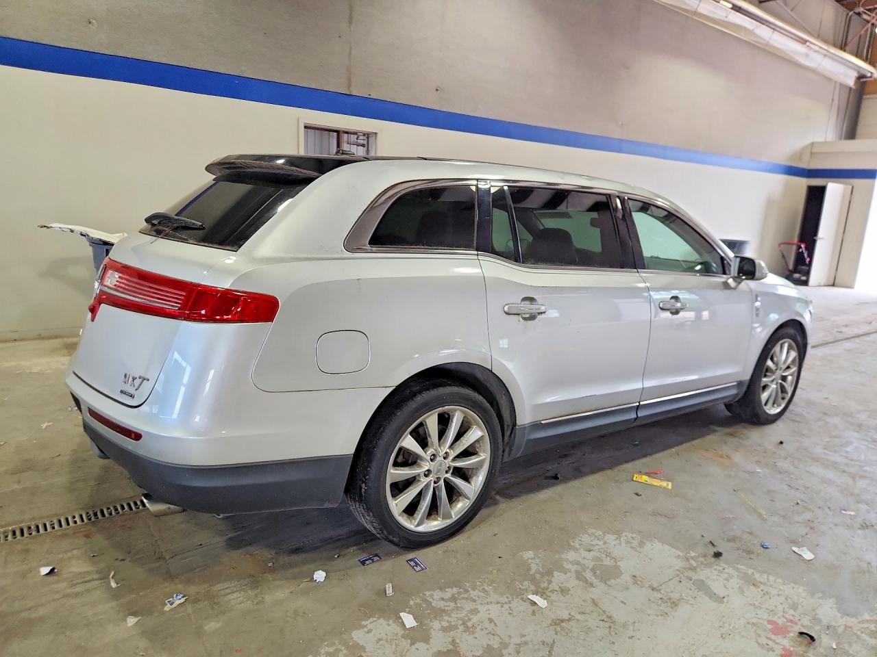 2011 Lincoln Mkt Silver vin: 2LMHJ5AT8BBJ54382