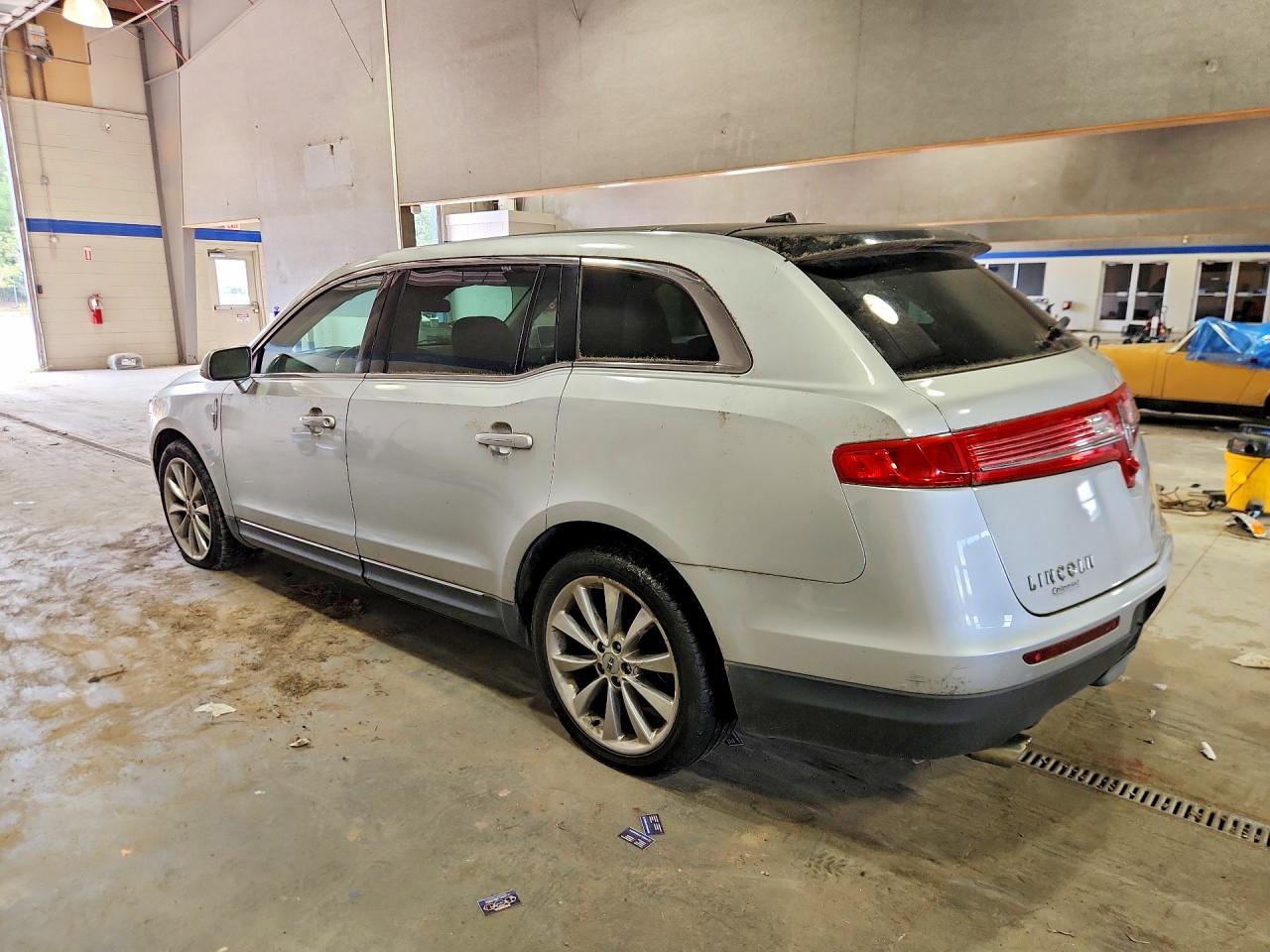2011 Lincoln Mkt Silver vin: 2LMHJ5AT8BBJ54382