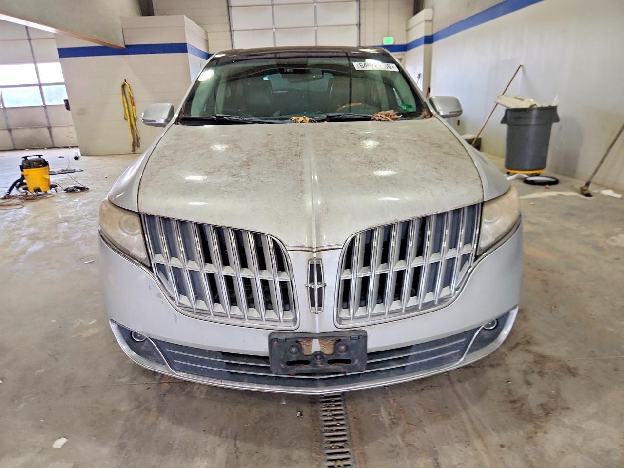 2011 Lincoln Mkt Silver vin: 2LMHJ5AT8BBJ54382