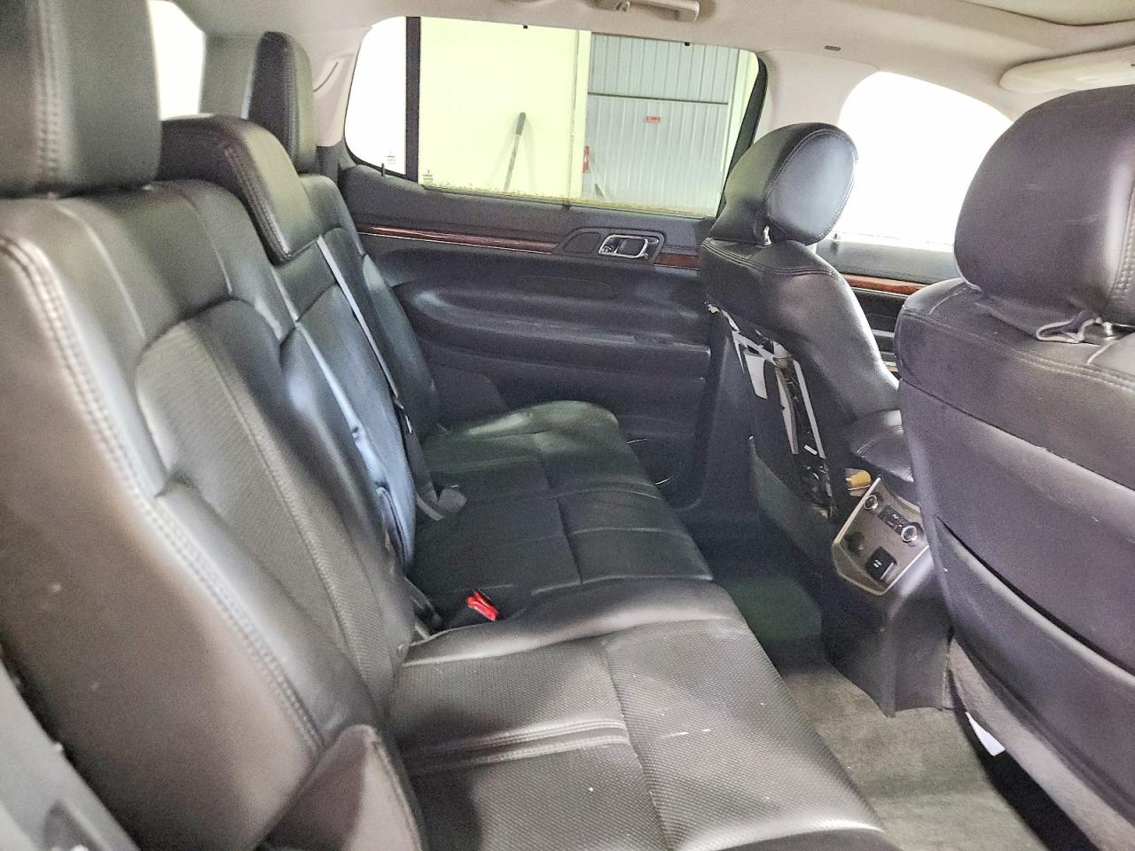2011 Lincoln Mkt Silver vin: 2LMHJ5AT8BBJ54382