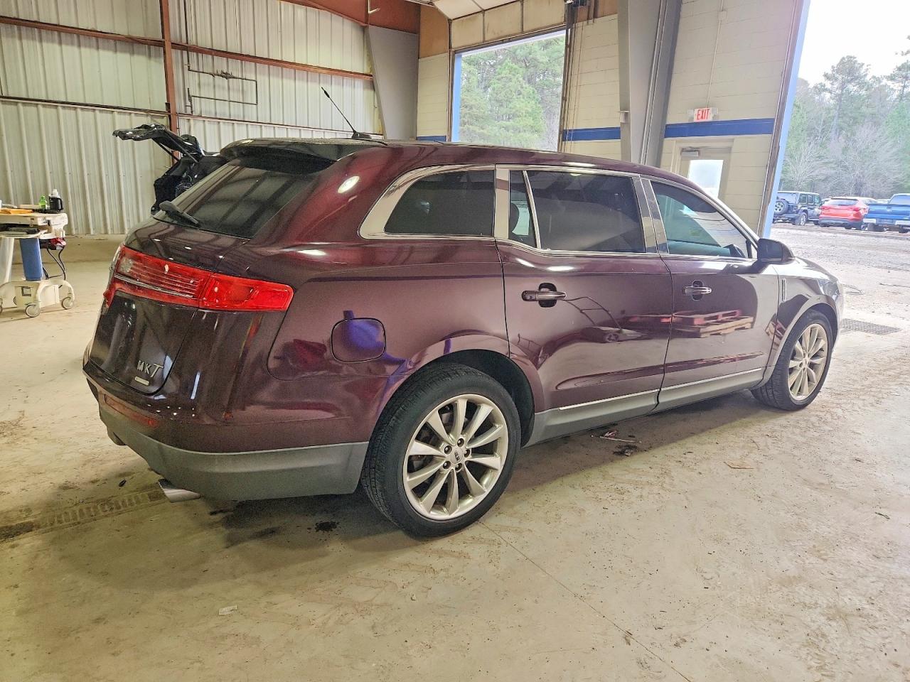 2011 Lincoln Mkt Burgundy vin: 2LMHJ5AT9BBJ00198