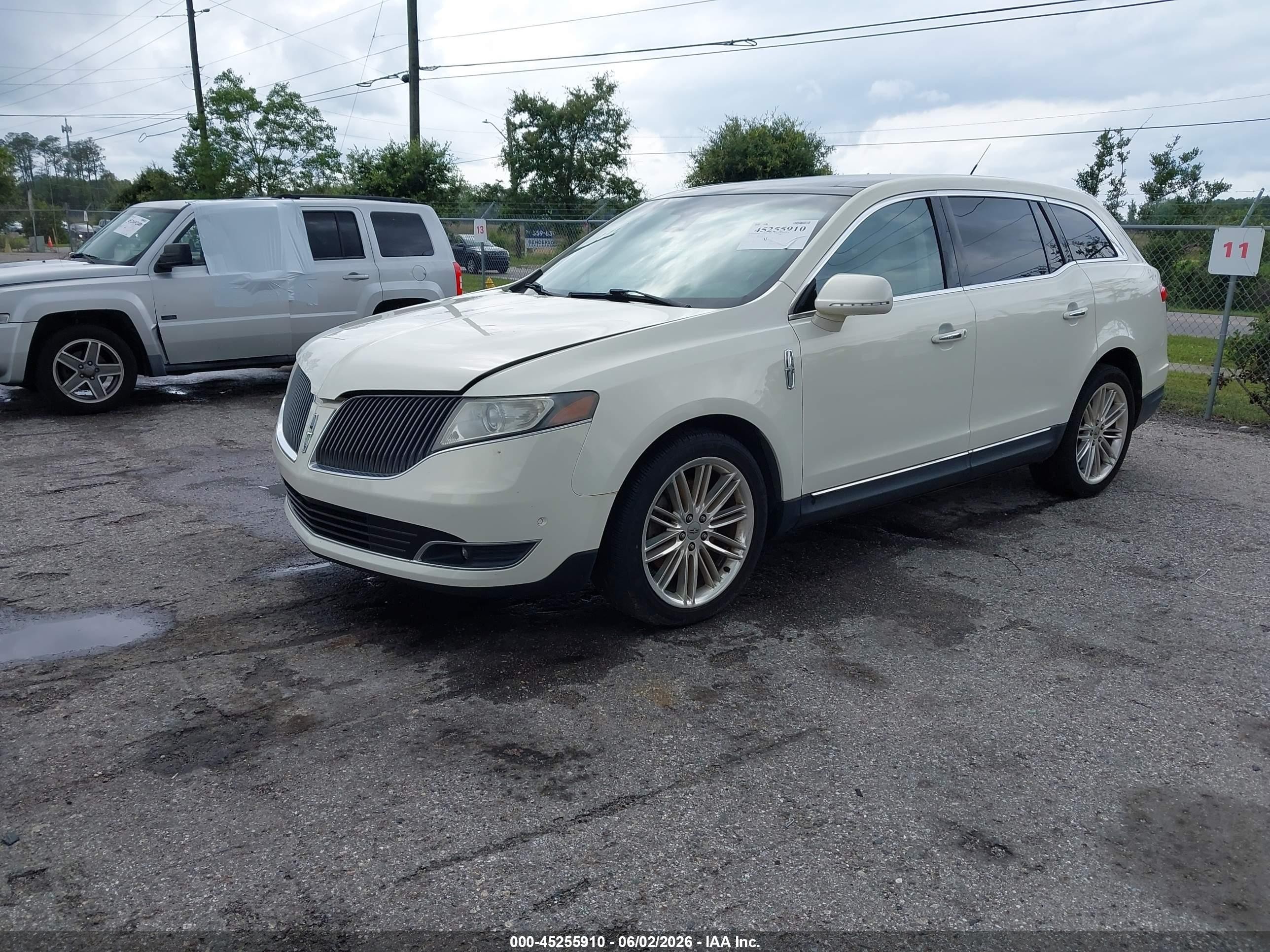 2014 Lincoln Mkt Ecoboost Cream vin: 2LMHJ5ATXEBL52000