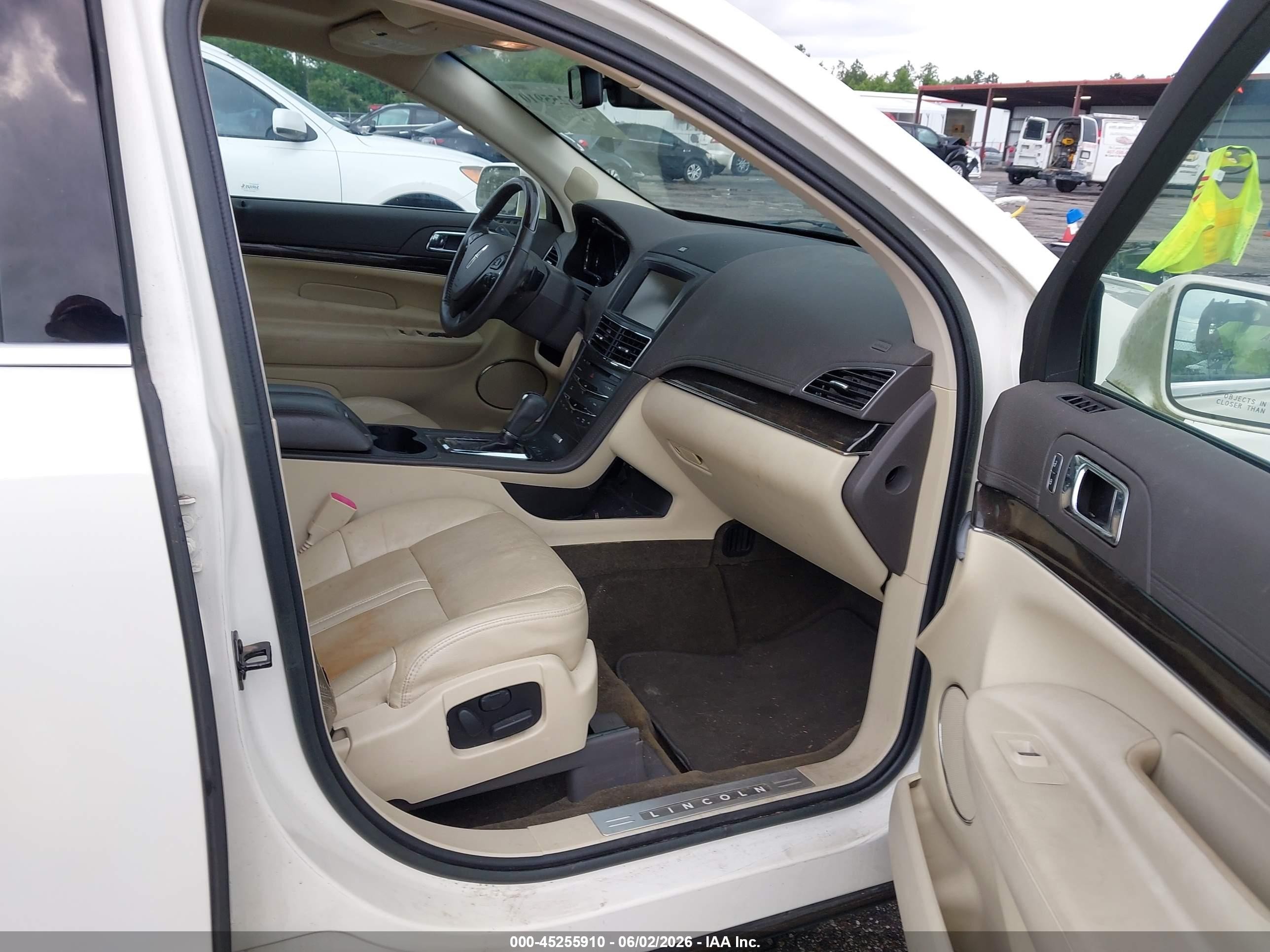 2014 Lincoln Mkt Ecoboost Cream vin: 2LMHJ5ATXEBL52000