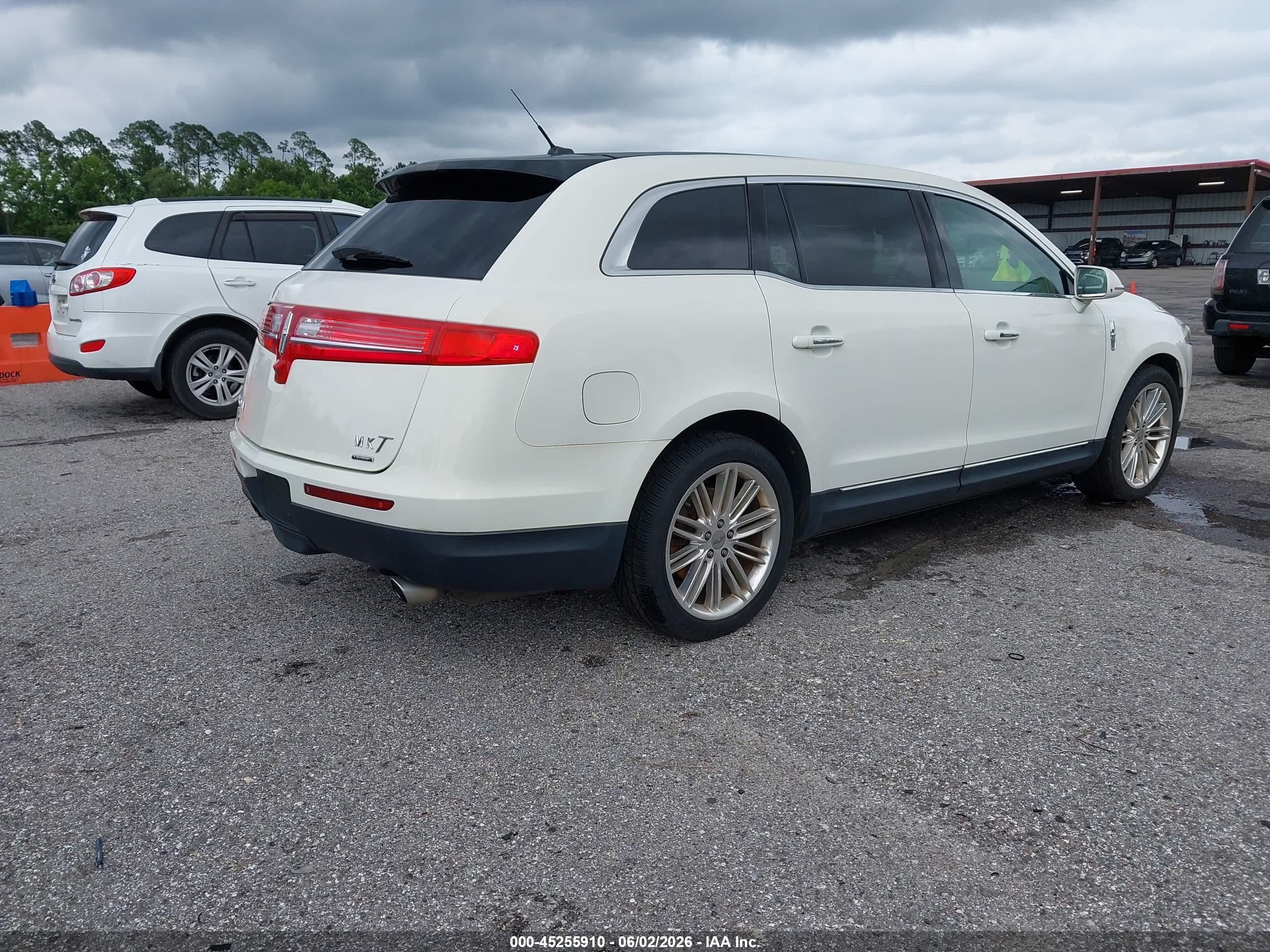 2014 Lincoln Mkt Ecoboost Cream vin: 2LMHJ5ATXEBL52000