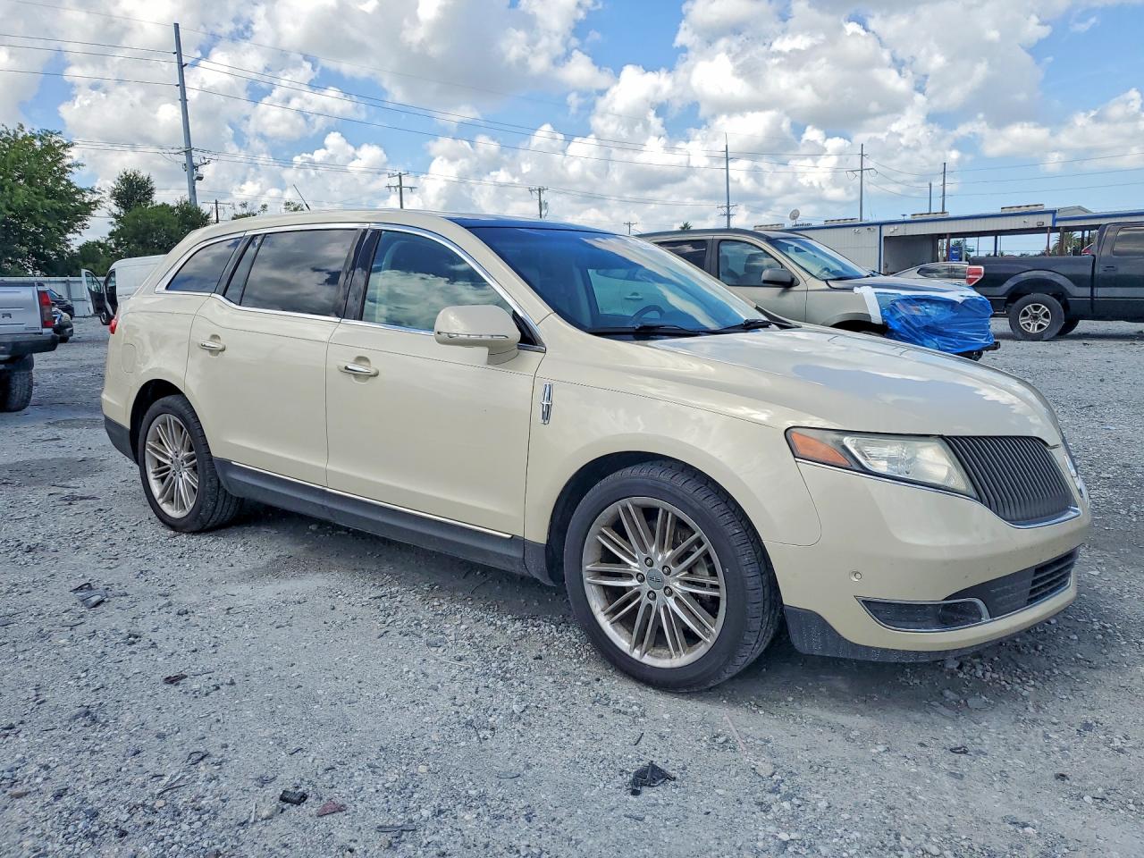 2014 Lincoln Mkt Cream vin: 2LMHJ5ATXEBL53518