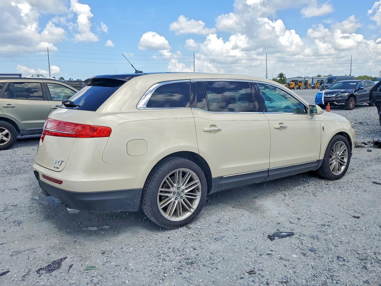 2014 Lincoln Mkt Cream vin: 2LMHJ5ATXEBL53518