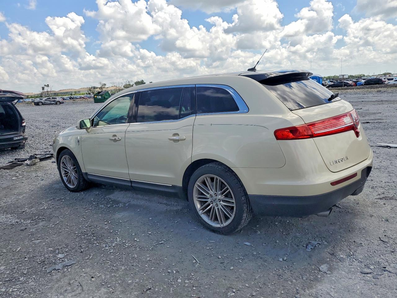 2014 Lincoln Mkt Cream vin: 2LMHJ5ATXEBL53518